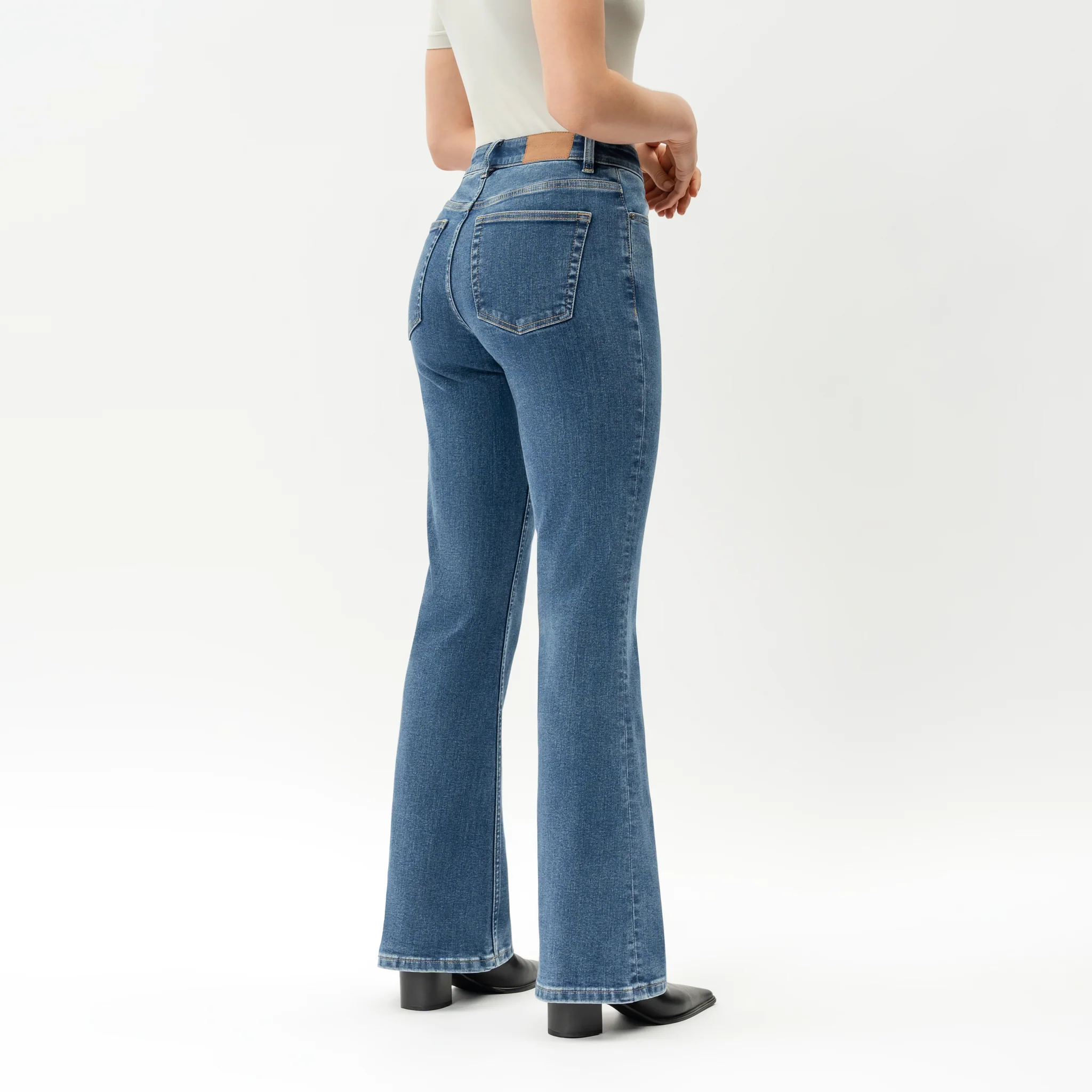 Bootcut ComfortDenimâ„¢ Jeans - Image 3