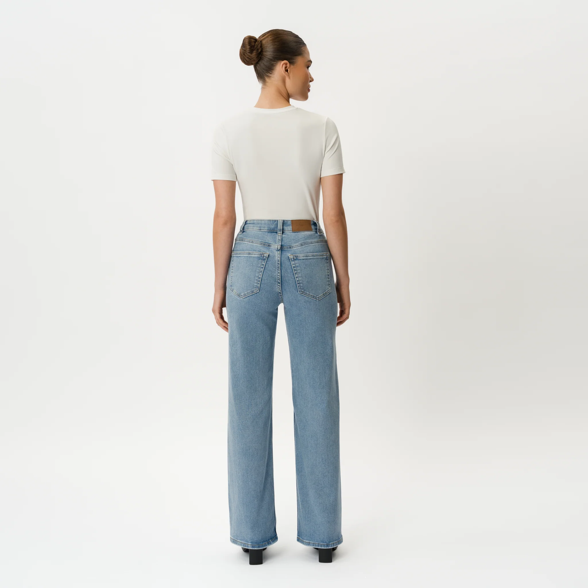 Relaxed ComfortDenim™ Jeans - Image 10