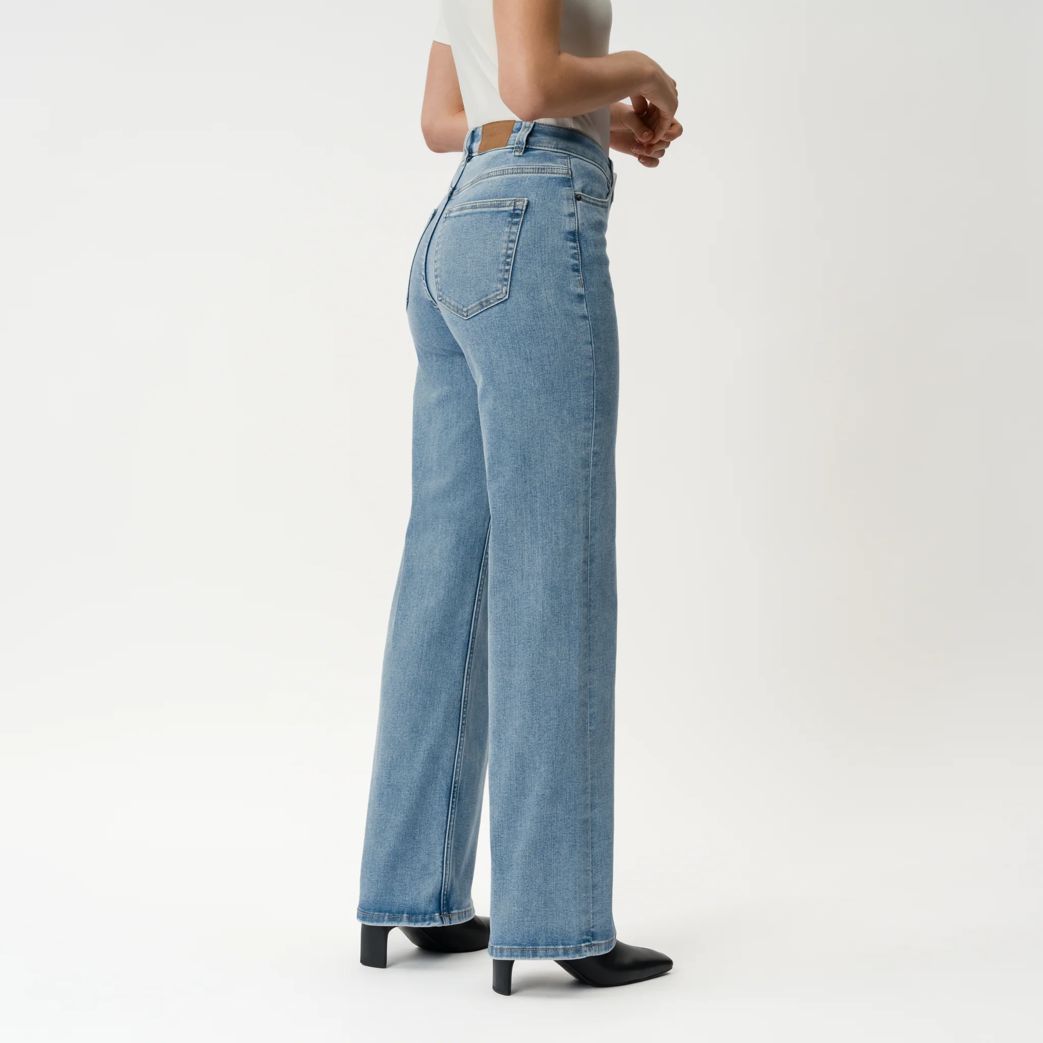 Relaxed ComfortDenim™ Jeans - Image 8