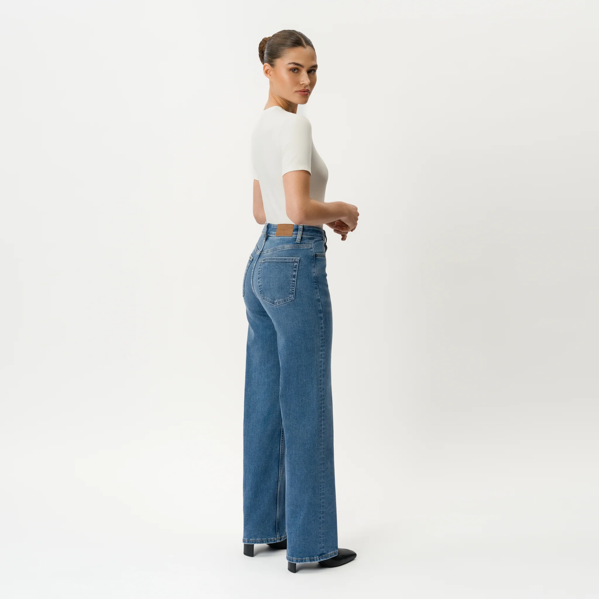 Relaxed ComfortDenimâ„¢ Jeans - Image 5