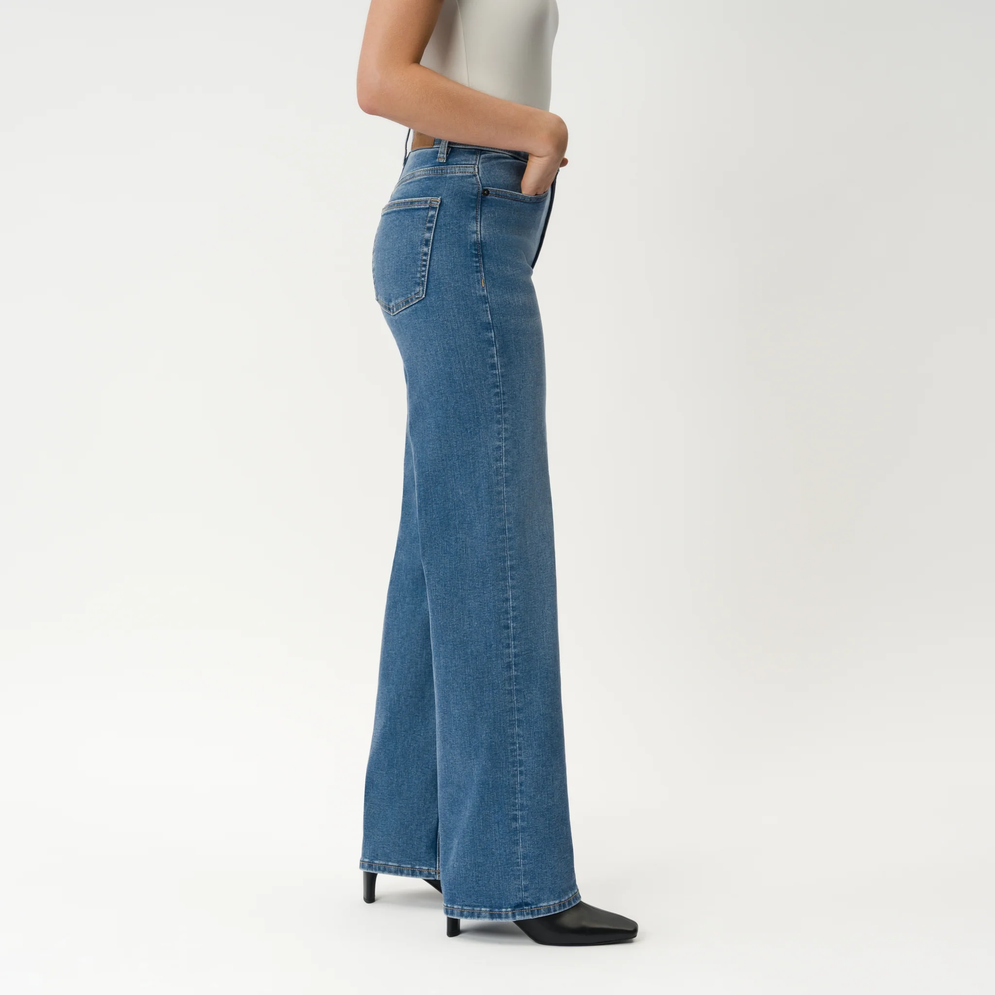Relaxed ComfortDenimâ„¢ Jeans - Image 6