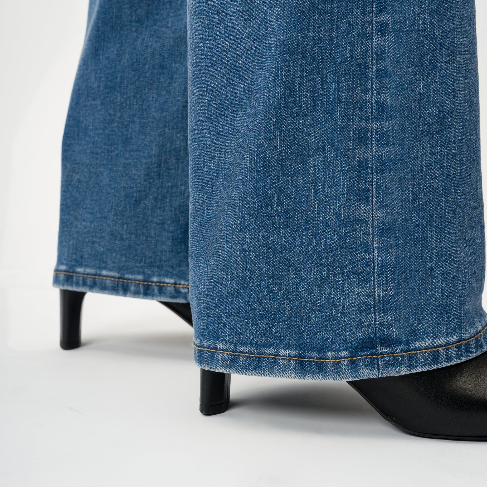 Relaxed ComfortDenimâ„¢ Jeans - Image 7