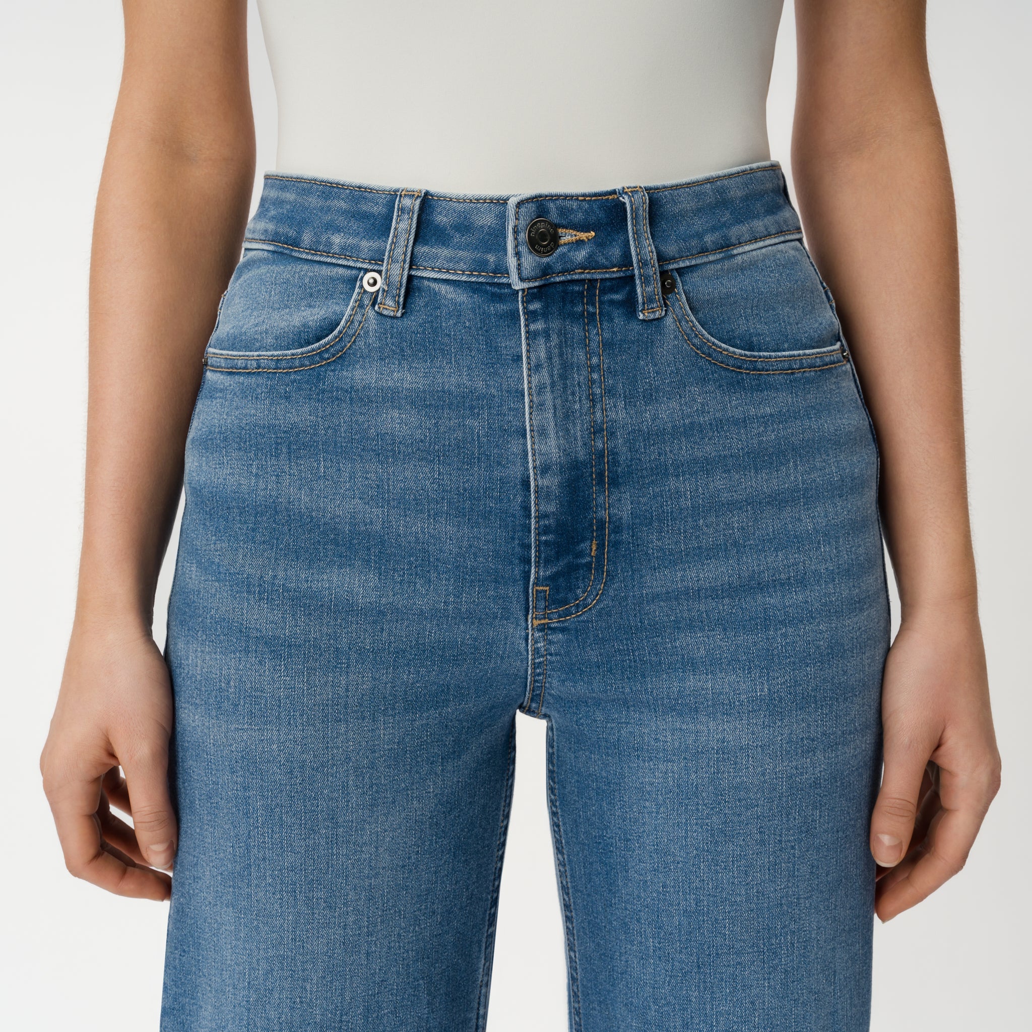Relaxed ComfortDenimâ„¢ Jeans - Image 9