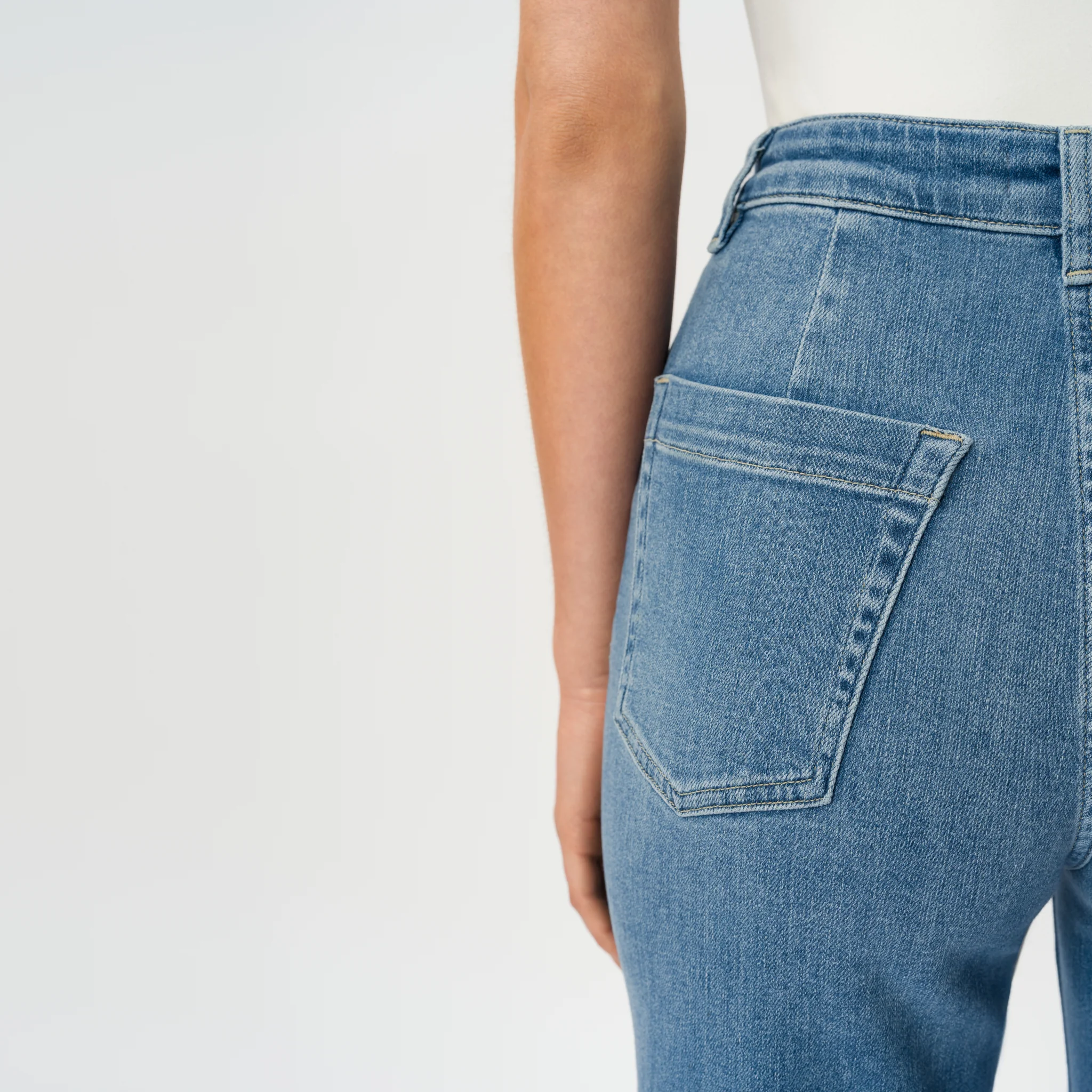Summer ComfortDenimâ„¢ Jeans - Image 11