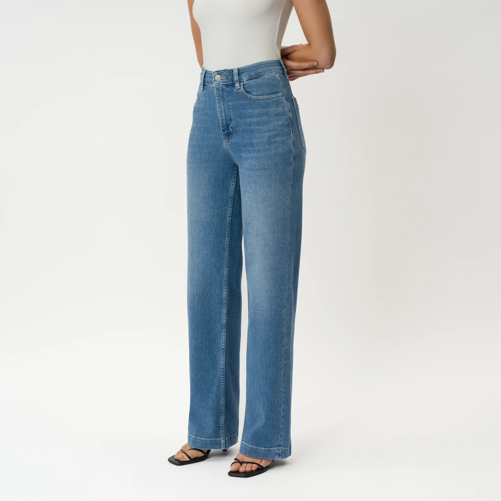 Summer ComfortDenimâ„¢ Jeans - Image 7